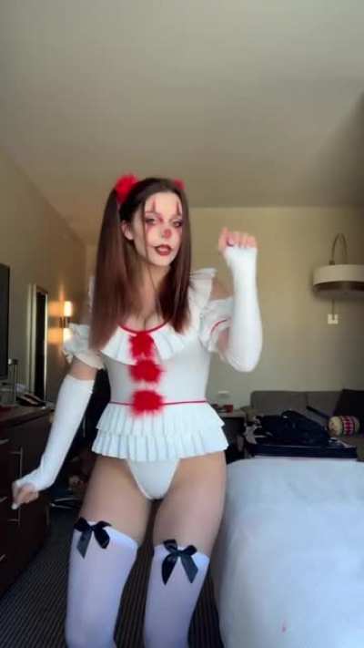 If she was one of the clowns, I'd join the circus in a heartbeat #Pennywise