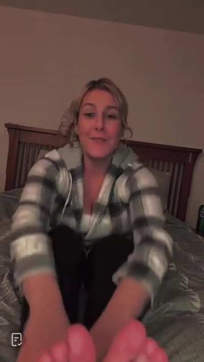 Compiled some of the best parts of her live. Best feet I’ve seen on TikTok
