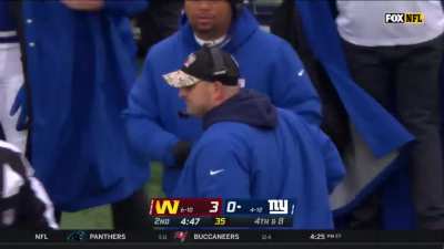 [Highlight] Giants confuse fans by running a QB Sneak on 3rd and 9 against the Commanders (2022)