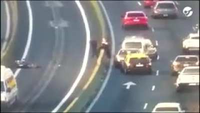 El momento del fatal accidente en la autopista 25 de Mayo (CABA) donde una combi atropelló a dos personas sobre el carril del Metrobús