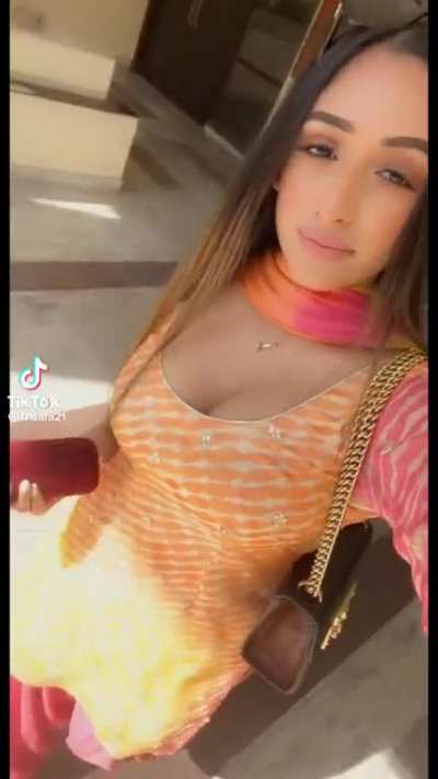 Busty gyal