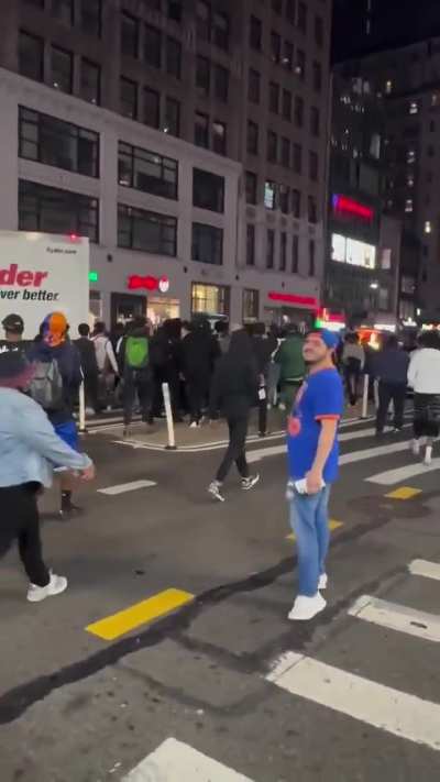 Group of New York Knicks fans attack a Pacers fan with two bags full of trash.