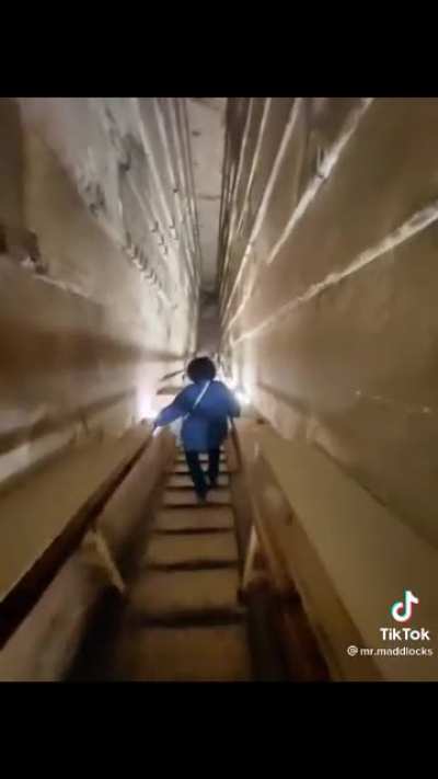 I didn't know you could climb inside the pyramids! Seeing this video I feel like I've done it and I'm good now, Pyramids are off the bucket list.