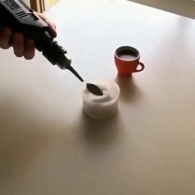 Gambiarra na hora de tomar um café