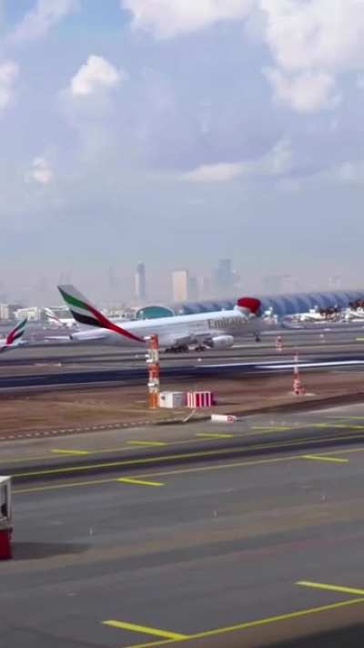 Авиакомпания Emirates показали как на самом деле летают их самолёты