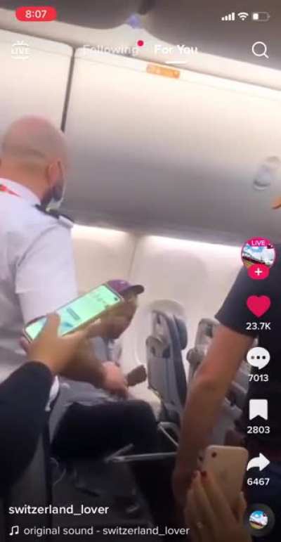 Man destroys folding table on airplane