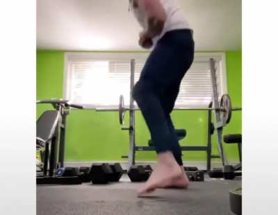 WCGW doing push ups with weight plates.