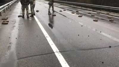 Ukranians defuse mines on the road