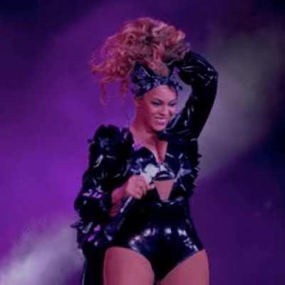 Bey gets h0t on stage
