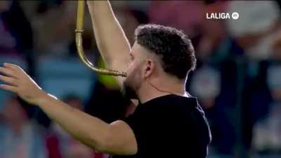 This is a Carnyx, a Celtic instrument used to scare enemies before battles. Remains have been found in the UK, Ireland, France and Spain. Played by Abraham Cupeiro at Celta de Vigo Stadium.