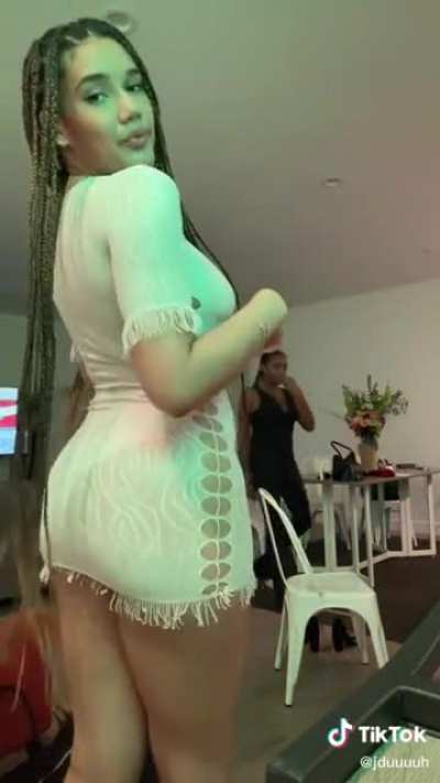 What a dress 👀