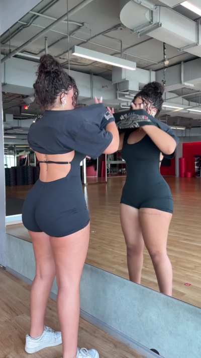 showing my natural booty to stare at