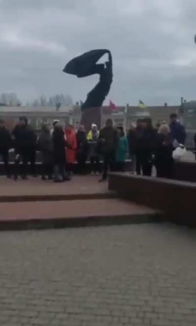 Ukrainians sing national anthem in front of the occupant's machinery in Berdyansk