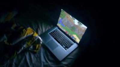 Tu familia está dormida y estás jugando Minecraft en una noche de verano de 2012 mientras tus vecinos se pelean