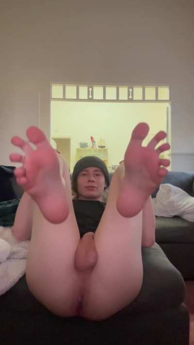 How fast would you cum if I gave you a footjob after a long day 🤭