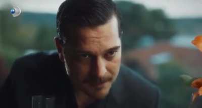 Sanat filmi değil politik bir mesajı yok Mainstream içerik Total reyting'i AB'den her zaman yüksek. Yani toplumun en alt kesimi en çok izliyor ve güzellediği şeye bakın. Yasaklanmasın sonuçta özgürlük diyecek olan arkadaşlar, AKP en ufak cinselliği yasakl
