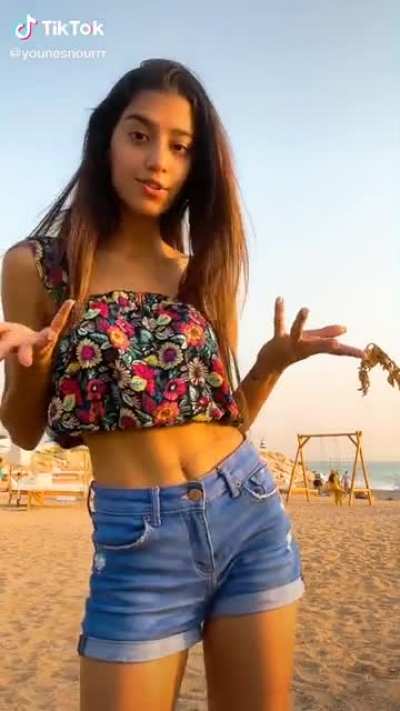 Tight midriff 🔥
