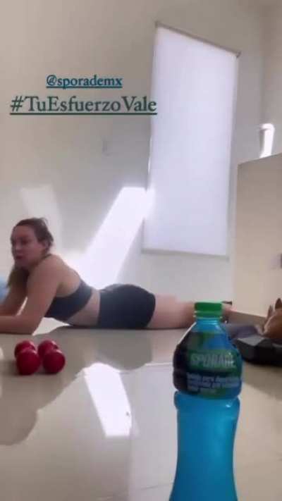 Ana Lago ... la reina ufff asi con las patitas al aire