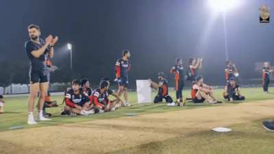 Virat Kohli cheers for RCB Bowlers at 'The Yorker Challenge'