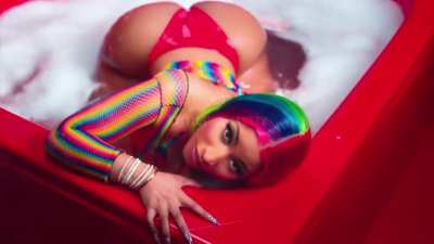 Nikki Minaj Bouncing
