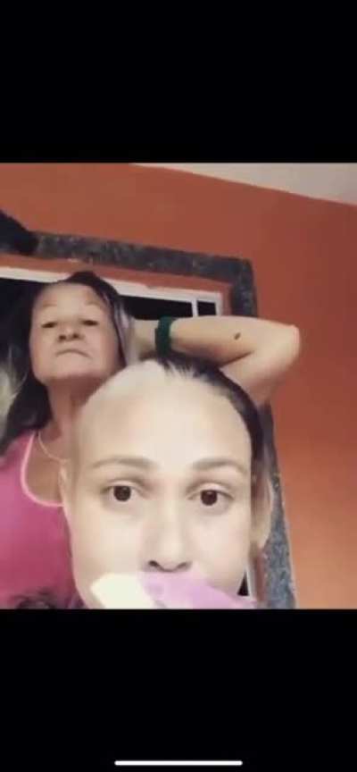 Mother shaves her own hair in solidarity with her daughter who is a cancer patient