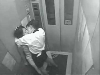 Woman takes the elevator [FA-1173]