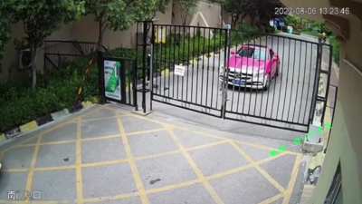 奔驰女司机<wbr>疯狂鸣笛催<wbr>促开门，随<wbr>后与保安发<wbr>生口角，直<wbr>接将保安顶<wbr>在车前盖开<wbr>走了。