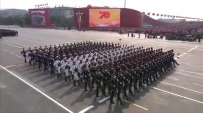 The precise marching of these chinese soldiers