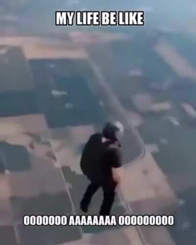 Eu quando to num quarto escuro solteiro e minha mãe abre a porta ..