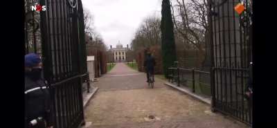 Dutch PM Rutte visiting the king to offer the resignation of his cabinet the Dutch way - on his bike