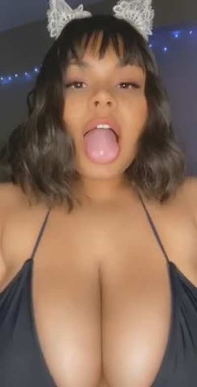 Choke me while I’m cumming and I’m all yours 💕