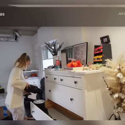 Ich weiß u/paulaschramm schneidet besser aber ich hoffe ihr wisst was ich meine… Paula kommt hoffentlich bald wieder 🥺 … Julia in leggings aus den heutigen Vlog