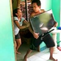 Fan ng ABS-CBN, ibinato ang TV sa dismaya sa broadcast shutdown ( 