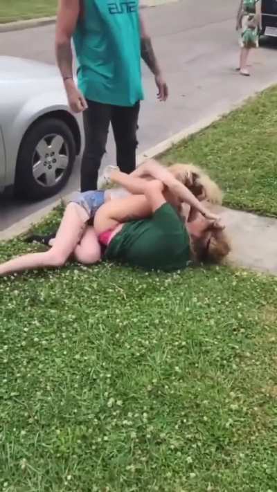 Girls fighting while kid is crying(not my content)
