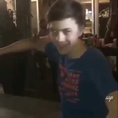 -Руку убрал!