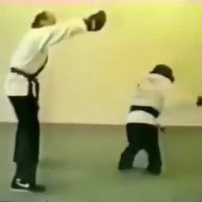King Kong entrenando para partirle la madre a Godzilla