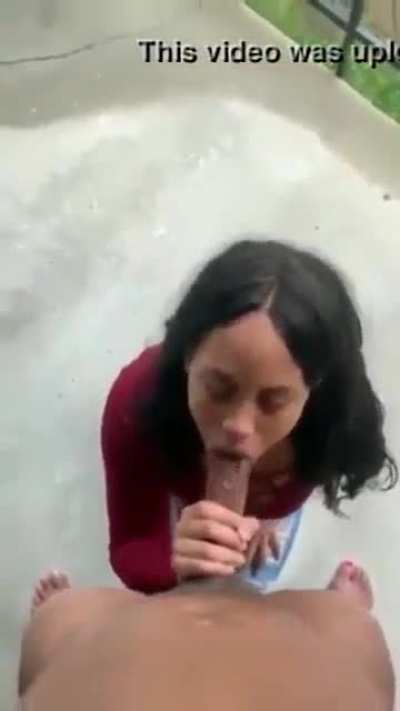 🧎🏽‍♀️
