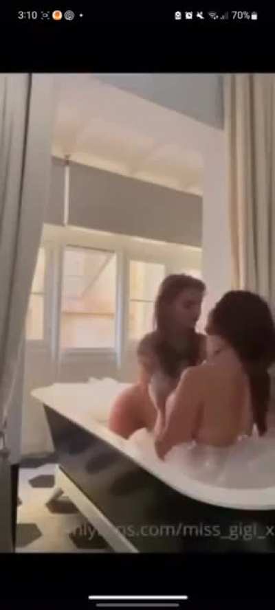 Lexi in tub