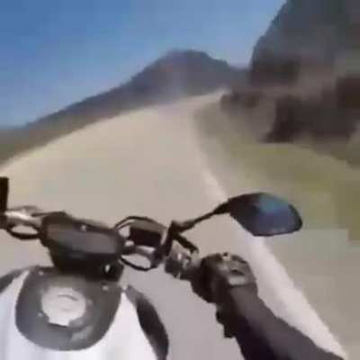 dirigindo minha moto... (cuidado som alto pra poha)