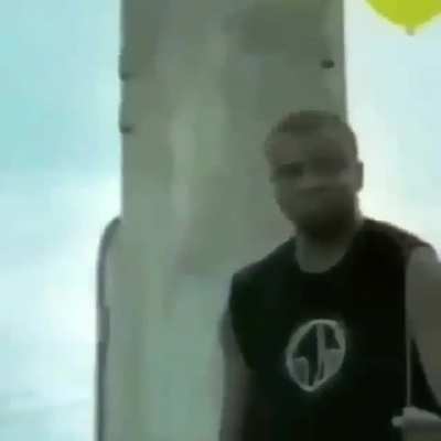 Este man