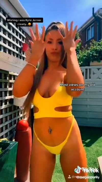The way that booty goes down and she smiles 🥵🍑