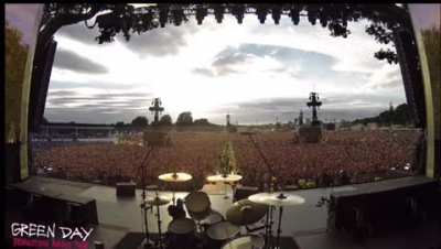Crowd singing bohemian rhapsody before green day comes on
