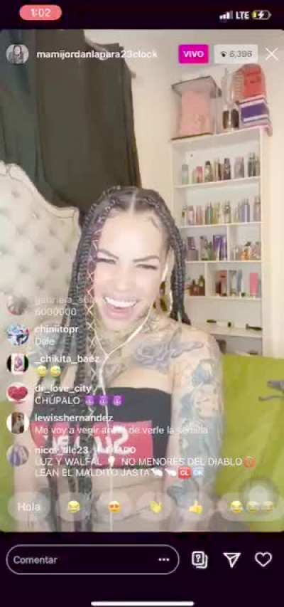 Pero porque en el live?<wbr>?😭😭😂