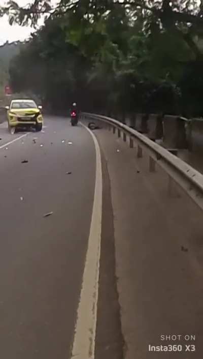 Avoiding traffic driving on the wrong side of the road