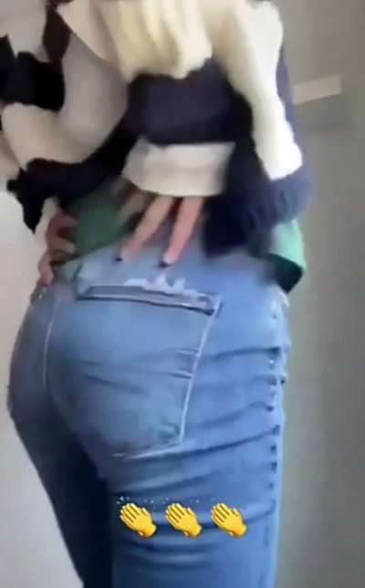 Jenna Ortega showing off her juicy ass