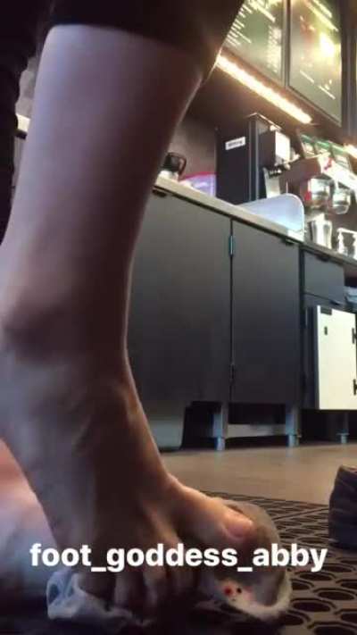 It’s been a while since I’ve done a public foot video 😈