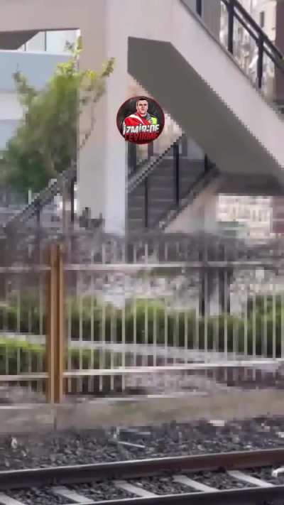 İzban bekleyenlere taş atan çocuklar