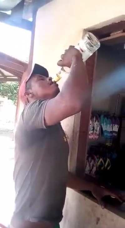 O maluco me bebe uma cachaça inteira num gole só.... O Brasil não é para os fracos!