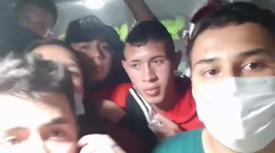 Chicos retenidos en una patrulla de policía