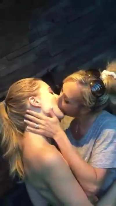 That's what a kiss looks like